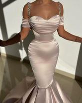 Hermoso vestido de fiesta de satén con tirantes finos, corte sirena y cola.